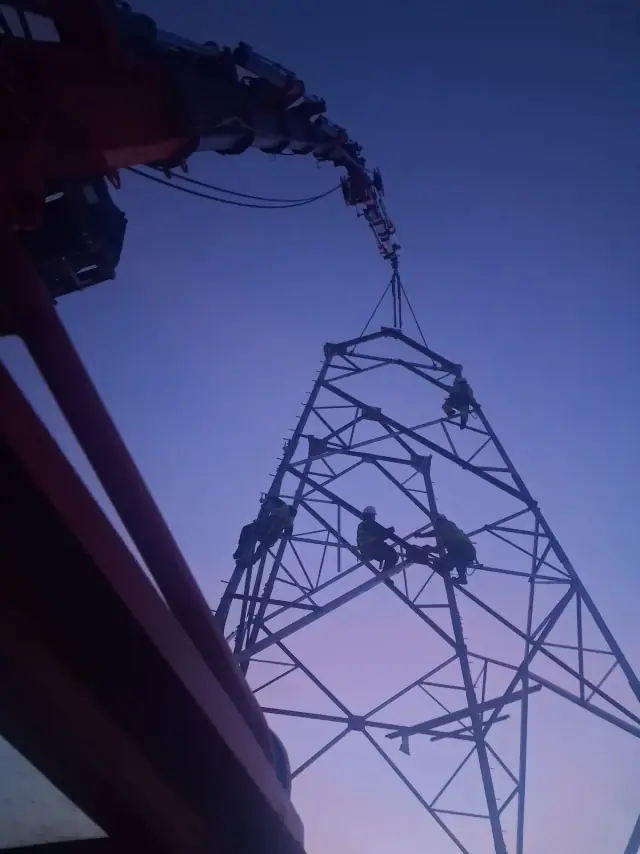 Enerji hattı direk montajı